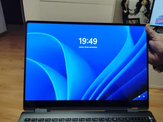 Ordenador portátil gris y negro