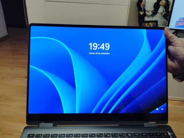 Ordenador portátil gris y negro