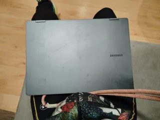 Ordenador portátil gris y negro