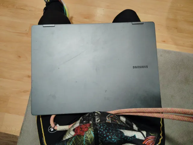 Ordenador portátil gris y negro