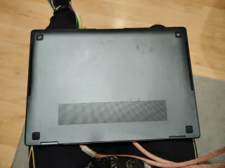 Ordenador portátil gris y negro