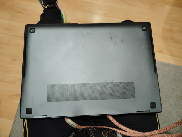 Ordenador portátil gris y negro