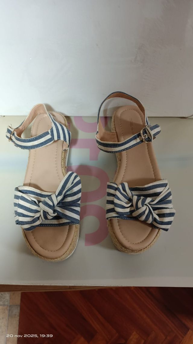 Sandalias de cuña a rayas azules y blancas