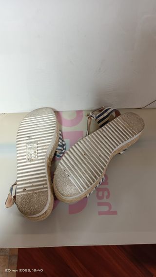 Sandalias de cuña a rayas azules y blancas