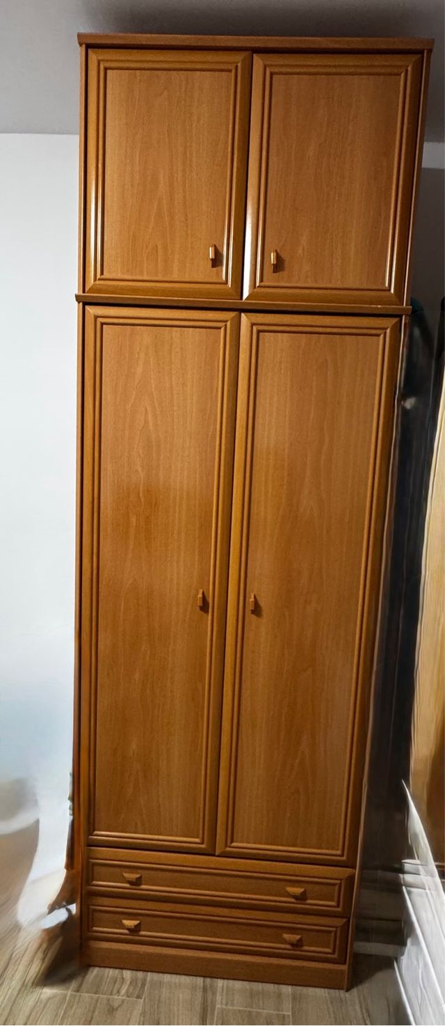 Armario de madera marrón