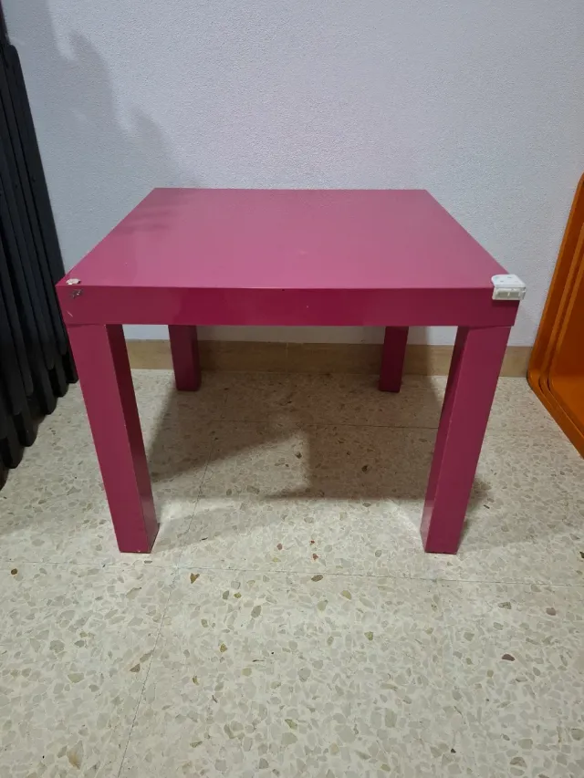 Mesa cuadrada rosa 55x55x45cm