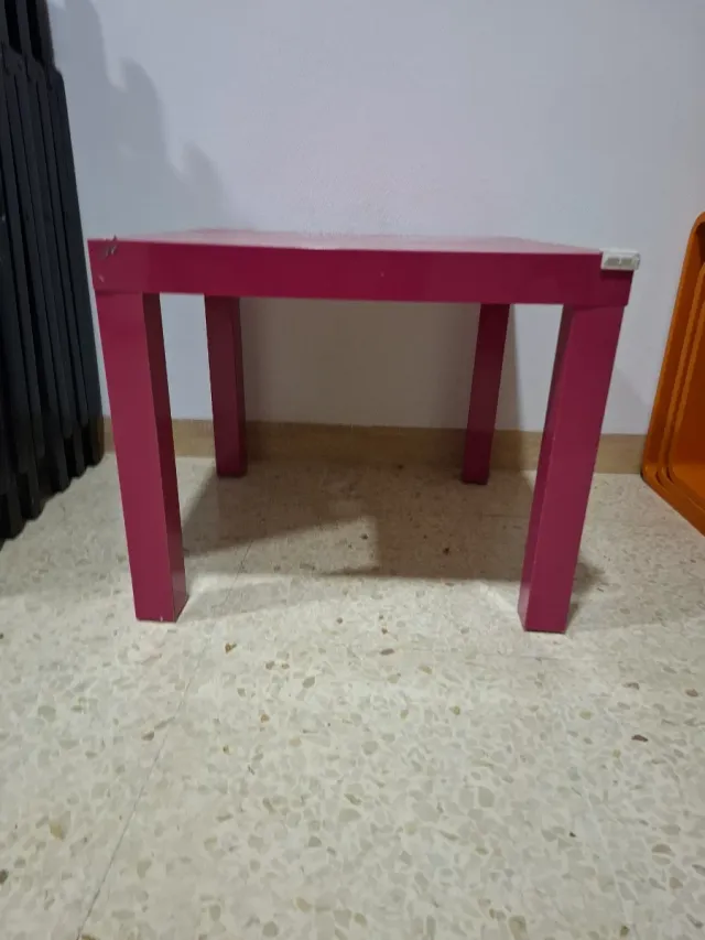 Mesa cuadrada rosa 55x55x45cm