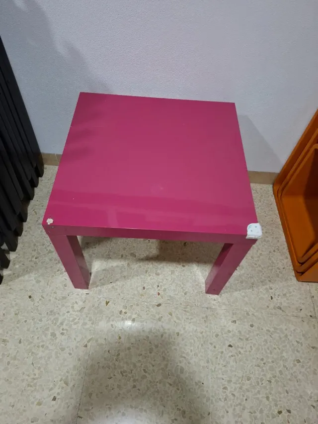 Mesa cuadrada rosa 55x55x45cm
