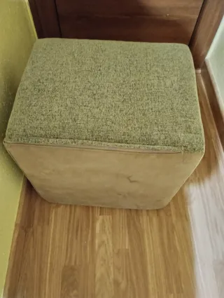 Puff tapizado beige y verde