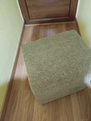 Puff tapizado beige y verde