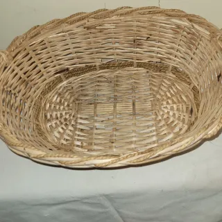 Cesta ovalada de mimbre con asas