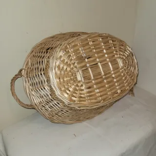 Cesta ovalada de mimbre con asas