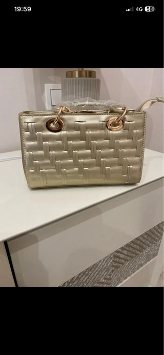 Bolso de mano dorado tejido