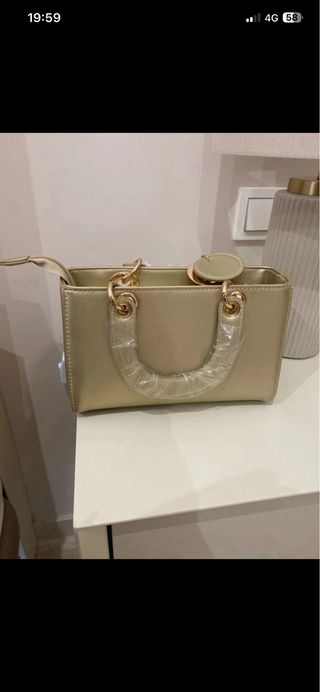 Bolso de mano dorado tejido