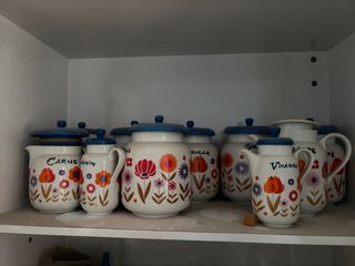 Set di contenitori vintage in ceramica con fiori