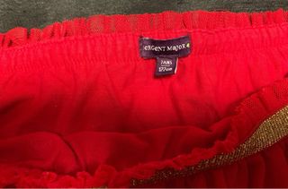 Falda de tul roja con detalles dorados