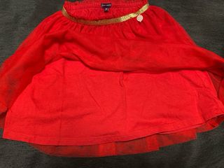 Falda de tul roja con detalles dorados