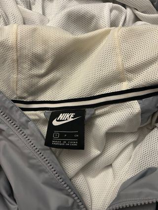 Chaqueta Nike Gris y Blanca con Capucha