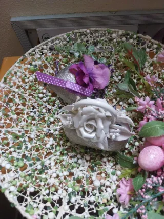 Vassoio decorato con fiori e uova