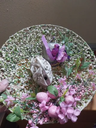 Vassoio decorato con fiori e uova