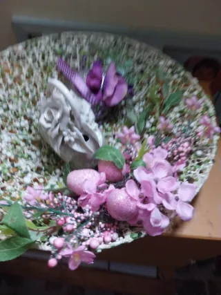 Vassoio decorato con fiori e uova