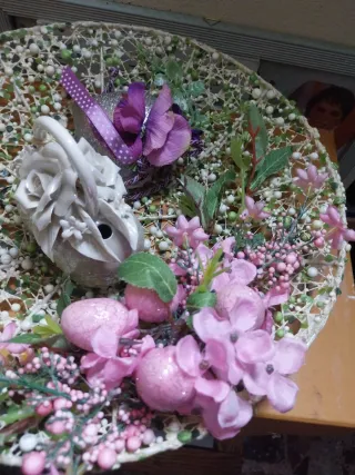 Vassoio decorato con fiori e uova