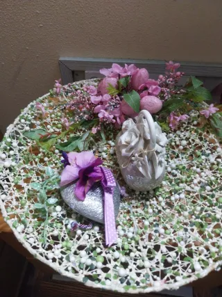 Vassoio decorato con fiori e uova