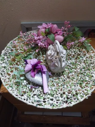 Vassoio decorato con fiori e uova