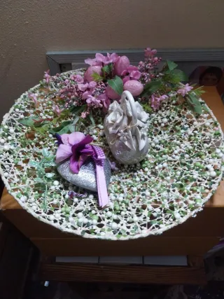 Vassoio decorato con fiori e uova