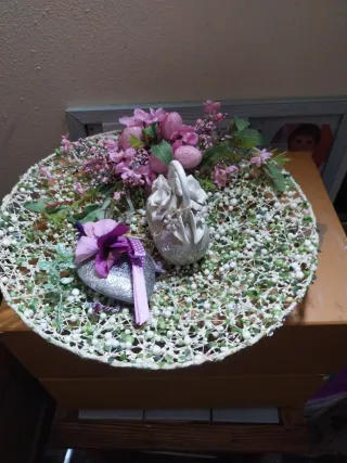 Vassoio decorato con fiori e uova