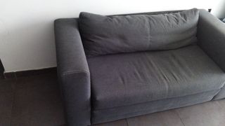 Sofá de tela gris y negro