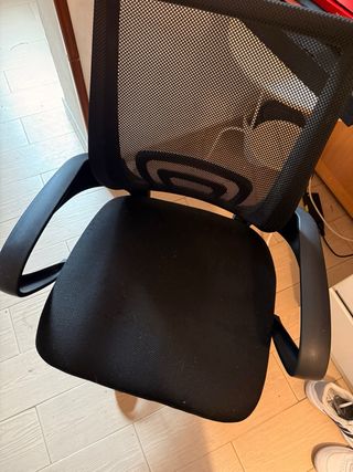 Silla de estudio ergonómica negra.