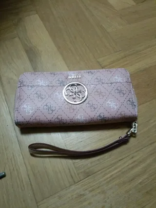 Cartera Guess Rosa con Monograma