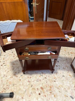 Mesa auxiliar cubertería/costura madera