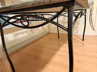 Mesa de granito brasileño base de hierro forjado