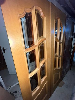 Puerta doble de madera con cristal