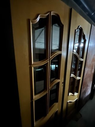 Puerta doble de madera con cristal