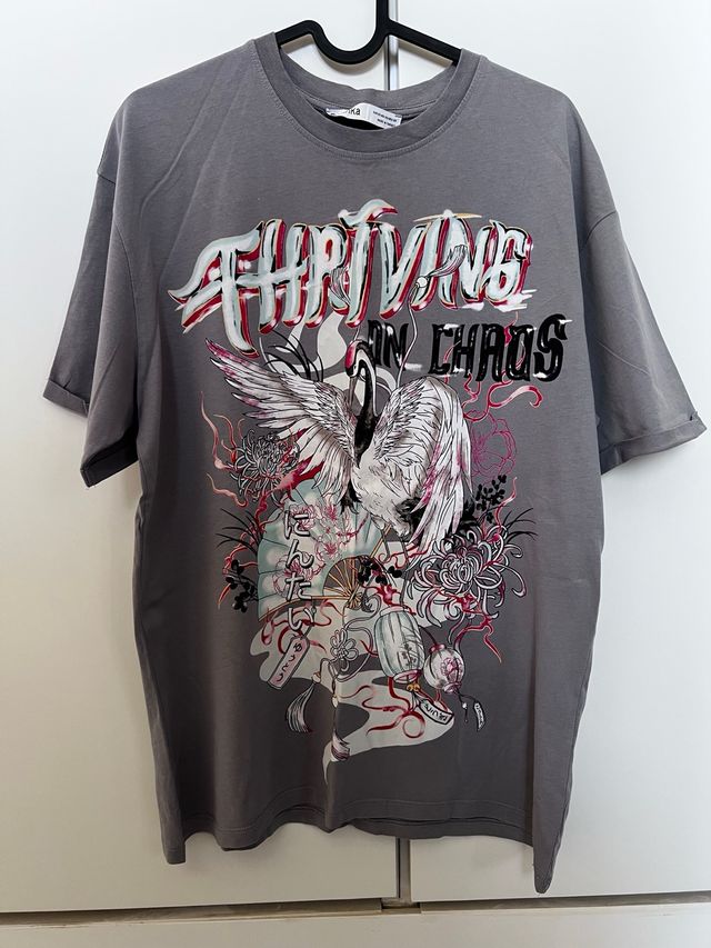 Camiseta Estampada Thriving in Chaos