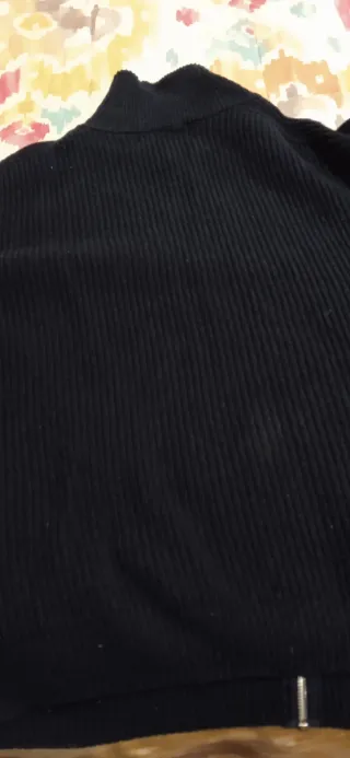 Chaqueta cremallera punto azul oscuro. bolsillos.