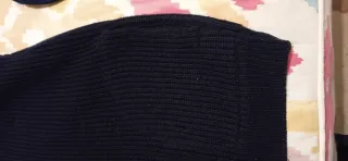 Chaqueta cremallera punto azul oscuro. bolsillos.