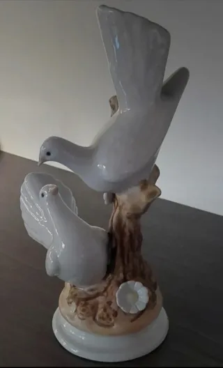 Figura de porcelana de dos palomas