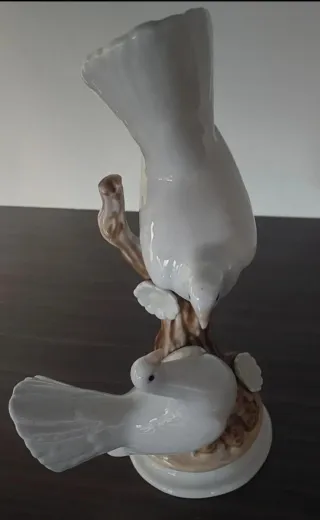 Figura de porcelana de dos palomas