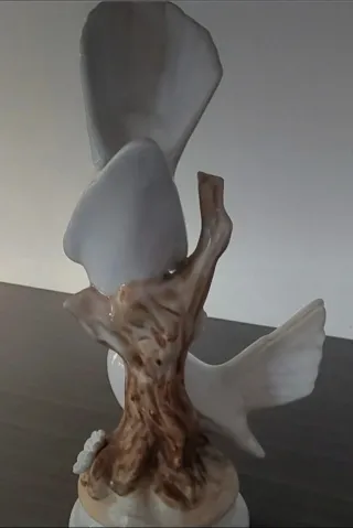 Figura de porcelana de dos palomas