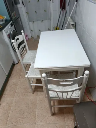 Mesa cocina blanca con 2 sillas y 2 taburetes