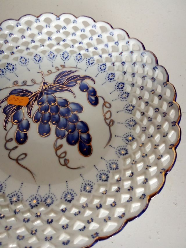 Piatto decorativo in ceramica con motivo di grappolo d'uva