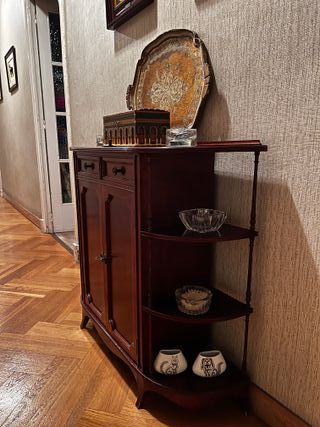 Aparador de pasillo de madera y cristal