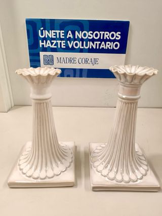 Candelabros de cerámica beige y blancos