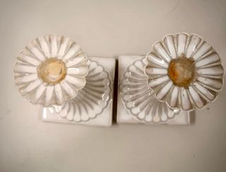 Candelabros de cerámica beige y blancos