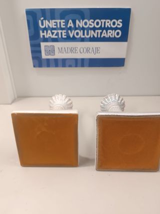 Candelabros de cerámica beige y blancos