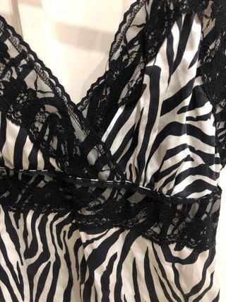 Blusa de seda con estampado cebra y encaje